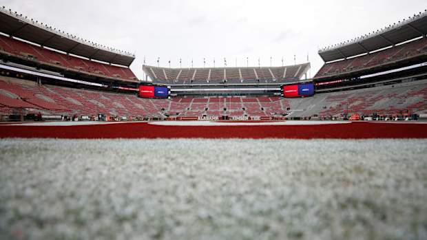 100221_mfb_bryantdenny_olemiss_jh7018